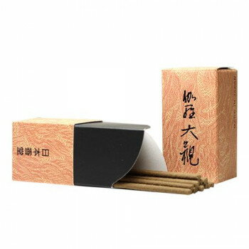 穏やかに漂う幽玄の香り上質で辛み・深みのある沈香・伽羅をたっぷり用い、白檀・生薬系香料がさらにその魅力を高めます。このえも言われぬ芳香は、悠久の大自然の営みの中で育まれます。穏やかにお部屋に香りが漂います。【お楽しみいただくために】・ご来客の前に玄関や居間で。音楽や読書を楽しむ際に。・ご来客などの30分ほど前にたき終えると、ほのかに漂う残り香が楽しめます。その場で楽しむ際は、ほのかに香りが漂うよう、少し離れたところで焚くのがおすすめです。サイズ高さ80×幅25×奥行25mm、お香サイズ:約57mm個装サイズ：7.9×2.7×2.7cm重量約15g(箱含む)個装重量：12g素材・材質タブ粉、香料仕様燃焼時間:約13分生産国日本fk094igrjs