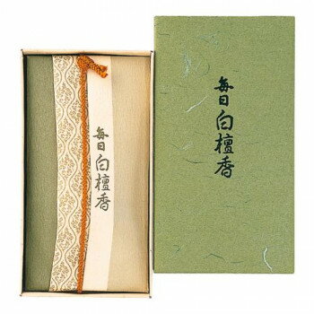 優美な気品高い香木「白檀」の香り大自然に育まれた香木は、古来より人の心をとらえ、高貴にして貴重なものとして、大切に扱われてきました。優美な気品高い香木「白檀」の香りをお楽しみいただけるシリーズです。「栴檀は二葉より芳し」という諺の栴檀とは、白檀のこと。芽生えたときから香気を放つ白檀の甘みのあるふくよかな香りは人の心を和らげるものとして好まれています。毎日白檀香は、白檀の香りを天正年間から伝わる日本香堂独自の調香技術によって練り上げたお香です。香木白檀の親しみやすい、まろやかな香りが穏やかにお部屋に広がります。金色の紐をほどいて包みを開くとコーン型のお香と簡易香立、そして香りの特徴やお香の焚き方を記した能書が入っています。お香は小袋入り。【お楽しみいただくために】ご来客の前に玄関や居間で。音楽や読書を楽しむ際に。ご来客などの30分ほど前に焚き終えると、ほのかに漂う残り香が楽しめます。その場で楽しむ際は、ほのかに香りが漂うよう、少し離れたところで焚くのがおすすめです。コーン型(円錐形)のお香は、スティック型(棒状)に比べ、短時間でお部屋に香りが広がります。※お香を焚く際は、簡易香立にお香をのせ、さらに灰を受けるに十分な大きさの不燃性のお皿を下に敷いてお使いください。サイズ(約)高さ153×幅85×奥行30mm、お香サイズ:径9×高さ20mm個装サイズ：19.3×10.9×3.8cm重量約69g(箱含む)個装重量：68g素材・材質(主原料)タブ粉、香料仕様燃焼時間:約12分生産国日本fk094igrjs