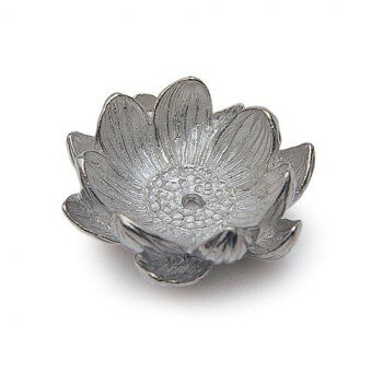 蓮の花の美しい香立蓮の花びらが美しいアクセサリーの様な香立です。(ご使用方法)不燃性のお皿を別途ご用意ください。お皿にお香立てを置いてください。お香の先端に火をつけ、炎を消し、くゆらせます。お香立ての穴にお香をさしてお使いください。サイズ(約)高さ15×幅38×奥行38mm個装サイズ：9.6×4.4×2.4cm重量約24g(箱含む)個装重量：34g素材・材質金属生産国日本fk094igrjs