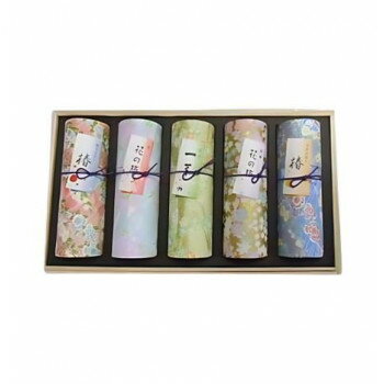 桐箱のご進物用お線香セット華やかな香りの「桜」、爽やかな香りの「紅梅」、心静まる香りの「一葉」、優美な香りの「椿(赤)」、甘美な香りの「椿(黄)」。5筒を詰め合わせたセットです。いずれも微煙香タイプです。サイズ線香長さ:約14cm個装サイズ：20×36×7cm重量個装重量：650g仕様燃焼時間:約30分生産国日本fk094igrjs