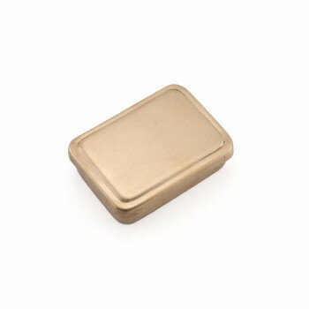 使い込むほど味わい深い真鍮のマルチケースBRASS(真鍮)製の仕切り、蓋つきケース。真鍮ならではの経年変化を楽しみ頂けるアイテムで使い込むほどに愛着の沸く一品ですお部屋ではもちろん、旅先やキャンプにも。アクセサリーや小物などの収納としてもお使い頂けます。【素材について】BRASS(ブラス)とは真鍮のことで、shesayのBRASS製品はすべて職人によるハンドメイドで生産しています。独自の質感や深みのある光沢が上品な雰囲気を醸し出し、使うほどに増していく風合いも真鍮素材ならではの特徴です。年月の経過とともに、自分だけのエイジングを感じられる愛着のあるものへとなっていきます。【注意】※真鍮は美しさ・重厚さを保ちつつ、使い込むほど味わいある色調に変化していく過程を楽しむことができる素材です。殺菌・抗菌作用があるため、ドアノブや食器・カトラリーなどの素材として古くから使われてきました。空気中の成分と反応してくすんだり黒ずんだりする性質がありますので、使い込んでいくうちに徐々に色合いが濃くなり、しみの様な斑点が出来たりする場合がありますが、商品の特性のひとつとしてご理解ください。※酸性の食品や飲み物を入れると、変色したり金属成分が溶け出す恐れがありますのでご使用はお控えください。※製品使用後、洗わずに置いておいたり、食品が付着したまま長い間置いておくと、変色や緑青(ろくしょう)が出やすくなります。※使用後は出来るだけ早く洗い、柔らかい布等で水気をよく拭き取って乾かしてください。※食器洗浄機などでの洗浄はサビや腐食の原因となりますのでおやめください。※金属タワシや研磨剤の入った洗剤の使用は表面を傷付ける原因となりますのでおやめください。※金属製品は熱伝導に優れていますので、熱いものを入れた際は金属表面が熱くなり、火傷をする恐れがありますので十分ご注意ください。※金属類は強度のある素材ですが、落としたり強い衝撃を与えたりすると割れることがありますのでご注意ください。サイズ幅10.5×奥行7.5×高さ2.5cm、仕切り:幅6.7×高さ1.8cm個装サイズ：11×14×6cm重量個装重量：190g素材・材質ブラス生産国インドfk094igrjs