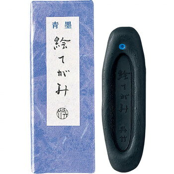おすすめ柔らかで落ち着いた青味の墨色。顔彩との相性もよく、絵てがみに適します。※乾燥具合により、サイズや重量が多少異なる可能性があります。サイズ24×7×65mm個装サイズ：9.4×4×1.8cm重量12g個装重量：18g素材・材質煤・膠・香料生産国日本fk094igrjs