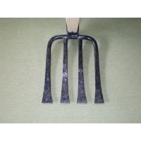 家庭菜園用の四本鍬1本1本職人が手作りした家庭菜園用四本鍬。取り回しの良い重量配分で少し長めの1050ミリ柄。サイズ刃サイズ:220mm×190mm、柄:1050mm個装サイズ：31.5×34.5×126cm重量1800g個装重量：4000g素材・材質刃部:鉄・鋼、柄部:天然木製造国日本家庭菜園用の四本鍬 1本1本職人が手作りした家庭菜園用四本鍬。取り回しの良い重量配分で少し長めの1050ミリ柄。