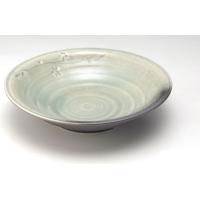 手彫りの花が魅力です。木製品や、布製品とも相性がいい信楽焼の器です。作り手のおもいが伝わるこだわりの逸品。サイズ25×25×6cm個装サイズ：26×26×8cm重量600g個装重量：700g素材・材質陶器(信楽焼)製造国日本手彫りの花が魅力です。 木製品や、布製品とも相性がいい信楽焼の器です。作り手のおもいが伝わるこだわりの逸品。
