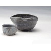 高級感ある手造りの逸品。手作りのあたたかさを感じる信楽焼の冷酒器。ゆったりしたひとときにこだわりの演出を。サイズ10×13×6cm個装サイズ：10.5×13.5×6.5cm重量200g個装重量：200g素材・材質陶器(信楽焼)仕様容量:260cc製造国日本高級感ある手造りの逸品。 ※お届けする商品は画像右、黒しのぎ冷酒器のみとなります。 手作りのあたたかさを感じる信楽焼の冷酒器。ゆったりしたひとときにこだわりの演出を。