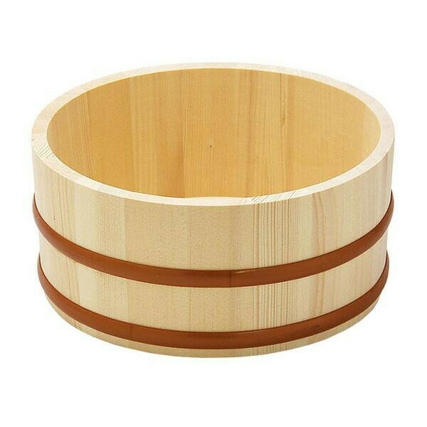 お風呂場に欠かせない定番湯桶。天然木を使用した、定番の湯桶です。サイズ約Φ22×H10cm個装サイズ：22×22×10cm重量個装重量：450g素材・材質本体:天然木(無塗装)タガ:ポリプロピレン生産国中国お風呂場に欠かせない定番湯桶。※乾...