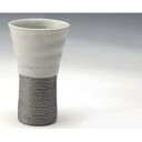 手造りで手の込んだ櫛目を入れたスリムカップ。味のある信楽焼のカップです。陶器の感触は手によく馴染み、食卓のどんなシーンにも活躍します。サイズ8×8×13.5cm個装サイズ：8.5×8.5×14cm重量150g個装重量：150g素材・材質陶器(信楽焼)仕様容量:300cc製造国日本手造りで手の込んだ櫛目を入れたスリムカップ。 味のある信楽焼のカップです。陶器の感触は手によく馴染み、食卓のどんなシーンにも活躍します。