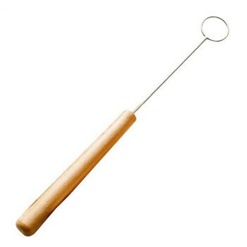 おすすめトリュフ作りに欠かせない道具で、チョコを絡めたり模様をつけたり、ココアや粉砂糖をまぶすなど幅広く活躍します。※初めてお使いになる時、製品をよく洗ってからお使いください。※ご使用後は洗剤で洗い、水でよくすすいだ後、水気をよく拭き取ってからご収納ください。※食器洗浄機、食器乾燥機に入れないでください。サイズ幅22×高さ220mm個装サイズ：6.0×1.4×29.0cm重量15g個装重量：20g素材・材質先端:スチールハンドル:天然木仕様先端:クロムメッキ先端丸型:約直径22×110mm商品状態:完成品生産国日本fk094igrjs