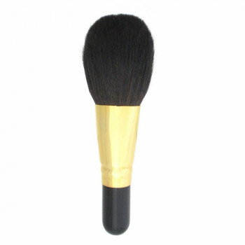 灰リスの優しい肌触りにヤギ毛の弾力をプラス灰リスの優しい肌触りに、ヤギ毛の弾力をプラス。このパウダーブラシは、粉状、固型状のどちらにも対応します。毛量が多く、ヤギ毛をブレンドすることでこしがあり、灰リスの肌ざわりで、しっかりとお肌に付けたパウダーを発色させてくれます。※おさえこまないようにお使いください。サイズ全長140mm、毛長55mm個装サイズ：16×5×20cm重量29g個装重量：37g素材・材質毛質:灰リス/粗光峰(ヤギ)生産国日本fk094igrjs