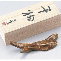 日本を代表する美術家(北村西望)の文鎮です!文化勲章受賞の北村西望の文鎮です。日本を代表する美術家の1人であり、特に代表作である大作「長崎平和祈念像」は有名です。また、文化勲章、文化功労者顕彰、紺綬褒章受章されました。ご自分用に、また大切な方への贈り物にいかがでしょうか。サイズ13.5×3.8×3cm個装サイズ：14×4×4cm重量個装重量：300g素材・材質銅仕様桐箱製造国日本日本を代表する美術家(北村西望)の文鎮です!【銅製品について】●表面が磨き仕上げになっている銅製品は、汚れが付着しますと素材が変色する場合があります。アルミ製品と同様に柔らかな布でから拭きして下さい。それでも汚れが落ちにくい場合は、市販の金属磨き剤をご使用下さい。●表面が青銅色、または煮色仕上げになっている銅製品は柔らかな布で軽くから拭きして下さい。文化勲章受賞の北村西望の文鎮です。日本を代表する美術家の1人であり、特に代表作である大作「長崎平和祈念像」は有名です。また、文化勲章、文化功労者顕彰、紺綬褒章受章されました。ご自分用に、また大切な方への贈り物にいかがでしょうか。