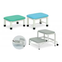 スチール製ミニステップ。スチール製4脚ベース。脚ゴム付き。サイズ幅40×奥行30×高さ30cm、クッション厚2cm素材・材質塩ビレザー、スチール仕様完成品、等分布荷重:500kg、かどまる加工製造国日本スチール製ミニステップ。 ※画像はイメージです。お届けは写真上のミニステップ(幅40×奥行30×高さ30cm)1台のみとなります。※オリジナルレザー18色からレザー色をお選びください。※レザーのお手入れについて:レザー機能を十分に発揮させ、衛生的にご使用いただくために、柔らかい清潔なウエス(布)でこまめに乾拭きしてください。また、洗剤には市販の専用クリーナー、メーカー取り扱い商品メディクリーナーまたは、ぬるま湯で薄めた中性洗剤をご使用ください。【運送に関して】※時間指定はできません。※佐川急便・名鉄運輸は玄関口までの配達となります。 スチール製4脚ベース。脚ゴム付き。