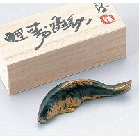 日本を代表する美術家(北村西望)の文鎮です!文化勲章受賞の北村西望の文鎮です。日本を代表する美術家の1人であり、特に代表作である大作「長崎平和祈念像」は有名です。また、文化勲章、文化功労者顕彰、紺綬褒章受章されました。ご自分用に、また大切な方への贈り物にいかがでしょうか。サイズ12×3.5×3cm個装サイズ：13×4×4cm重量個装重量：450g素材・材質銅仕様桐箱製造国日本日本を代表する美術家(北村西望)の文鎮です!【銅製品について】●表面が磨き仕上げになっている銅製品は、汚れが付着しますと素材が変色する場合があります。アルミ製品と同様に柔らかな布でから拭きして下さい。それでも汚れが落ちにくい場合は、市販の金属磨き剤をご使用下さい。●表面が青銅色、または煮色仕上げになっている銅製品は柔らかな布で軽くから拭きして下さい。文化勲章受賞の北村西望の文鎮です。日本を代表する美術家の1人であり、特に代表作である大作「長崎平和祈念像」は有名です。また、文化勲章、文化功労者顕彰、紺綬褒章受章されました。ご自分用に、また大切な方への贈り物にいかがでしょうか。