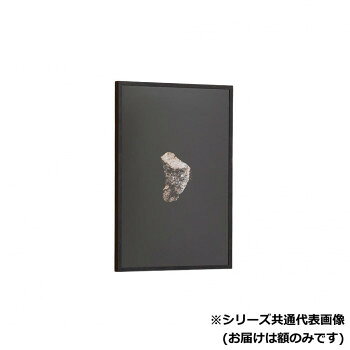 おすすめピンズやキーホルダーを額装するのに適した深さがある額縁です。使いやすいフラットなデザインの外側に1本ラインを引くことで、絶妙なアクセントを作りだしています。サイズ内寸:727×545mm、フレーム幅:16mm個装サイズ：77.2×59×3.9cm重量個装重量：4000g素材・材質フレーム:アルミ材/アクリル/裏板:MDF仕様アクリル:1.5mm/台紙:0.5mm/段ボール:3mm×4/裏板MDF:2.5mm作品厚:16mmまで付属品吊り金具(縦横)・紐・フラットパーツ生産国日本fk094igrjs