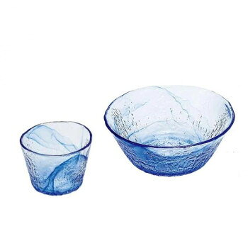 涼し気な中鉢とつゆ鉢のセット涼し気な中鉢とつゆ鉢のセットです。らせん状の蒼い色筋は、自然な風合いを引き立たせ、食卓を華やかに彩ります。サイズ中鉢:口径190×高さ70mm(最大径190mm)、つゆ鉢:口径92×高さ65mm(最大径92mm)個装サイズ：20×32×11cm重量個装重量：2300g素材・材質ソーダライムガラス(ファインクリア)セット内容中鉢×3個つゆ鉢×3個　生産国日本fk094igrjs