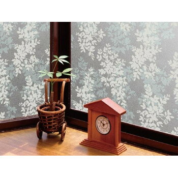 窓をオシャレに飾るシートです。UV99%カット&目隠し効果のある窓飾りシートです。粘着剤を使わずに「ピタッと」貼る装飾シートですので、糊残りの心配も無く、貼り直しも簡単にできます。※こちらの商品は、平らなペア(複層)ガラスにも、平らな網(線)入りガラスにも貼れます。【粘着剤は使っていません】何度でも貼り直しがOKなので、初心者の方でも簡単に貼れます。はがした後も糊残りの心配がありません。【UV99%カット】紫外線UV-A波、UV-B波ともに99%カットします。サイズ46cm×90cm個装サイズ：5×8×56cm重量個装重量：200g素材・材質塩化ビニル樹脂100%保護フィルム:ポリエステル樹脂100%生産国日本fk094igrjs
