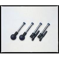 ストレートキャスタータイプ。セーフティアームウォーカー専用のアクセサリーです。少しずつゆっくり歩行できるタイプ。室内専用。サイズキャスターH25cm、前輪タイヤ3インチ、ストッパーH24cm個装サイズ：6×17×33cm重量0.6kg個装重量：700g素材・材質パイプ：アルミ、タイヤ：合成ゴム仕様前輪：3インチ・プラスチックストレートキャスター後脚：ストッパー(室内専用)製造国日本ストレートキャスタータイプ。 セーフティアームウォーカー専用のアクセサリーです。少しずつゆっくり歩行できるタイプ。室内専用。