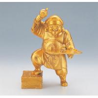 宝くじ大当たり祈願を願う大黒様!金色の大黒様の置物です。大黒様の手の上に宝くじを乗せて当選祈願ができます。サイズ23.5×19×32.5cm個装サイズ：25×20×35cm重量3000g個装重量：3000g素材・材質亜鉛合金製造国日本宝くじ大当たり祈願を願う大黒様! ●ラッカー塗装仕上げの合金製品は、ホコリや汚れがついたら、から拭きをしていただき、水分等は厳重に避けてください。水分が付着した場合は、直ちに拭き取り、から拭きをしていただければ変色の心配はありません。●長時間ご使用にならない場合は、水分・湿気を避けた冷暗所に保存して下さい。 金色の大黒様の置物です。大黒様の手の上に宝くじを乗せて当選祈願ができます。