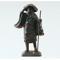 穏やかな安らぎある空間に演出してくれます。般若純一郎作の作品です。全国の90％以上の生産を誇る高岡銅器の神仏具。高岡伝統工芸仏師が制作する仏像は全国の寺院に納品されています。長い年月を経て受け継がれた造形美には確かな風格が息づいています。豊かな表現力が伝統の魅力を暮らしの中に伝えます。サイズ18×13×32cm個装サイズ：23×18×35cm重量個装重量：4000g素材・材質銅製造国日本穏やかな安らぎある空間に演出してくれます。【銅製品について】●表面が磨き仕上げになっている銅製品は、汚れが付着しますと素材が変色する場合があります。アルミ製品と同様に柔らかな布でから拭きして下さい。それでも汚れが落ちにくい場合は、市販の金属磨き剤をご使用下さい。●表面が青銅色、または煮色仕上げになっている銅製品は柔らかな布で軽くから拭きして下さい。般若純一郎作の作品です。全国の90％以上の生産を誇る高岡銅器の神仏具。高岡伝統工芸仏師が制作する仏像は全国の寺院に納品されています。長い年月を経て受け継がれた造形美には確かな風格が息づいています。豊かな表現力が伝統の魅力を暮らしの中に伝えます。