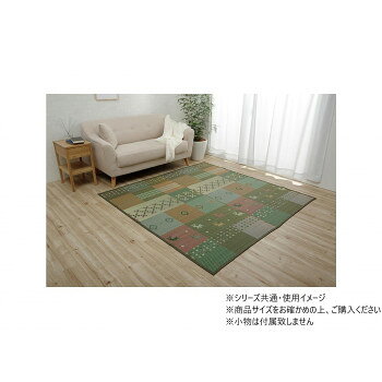 おすすめギャベ柄で明るいデザインに仕上げたい草花ござカーペットです。フローリングを傷つけにくいよう、裏には不織布を貼っています。手織りの風合いを残しつつ、い草の織りで表現しました。ギャッベ柄には使う人の幸せを願う思いが込められているため、贈り物としてもピッタリです。※掲載写真は表記サイズとは異なる場合がございます。※画面上のカラーはご使用ブラウザやモニターの設定により、実物とは若干異なる場合がございます。あらかじめご了承の上、ご注文をお願いいたします。サイズ約261×352cm個装サイズ：88.0×50.0×12.0cm重量個装重量：8500g素材・材質表地:い草100%裏地:不織布ヘリ:ポリエステル100%仕様調湿消臭空気浄化リラックス効果生産国中国fk094igrjs