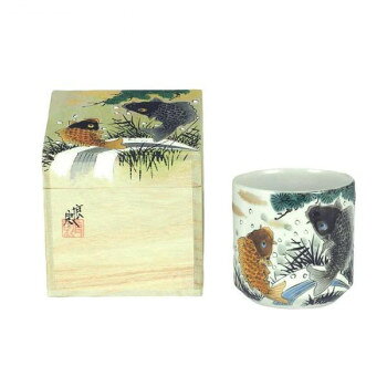 手になじみやすいフリーカップ九谷和窯オリジナル商品です。お茶やお酒を飲んでも良し、飾っても良しの手になじみやすいフリーカップです。1つ1つ手書きで絵付けをしていますので温かみがあり心がホッと和みます。絵付け職人自らが、観賞用にカップのデザインを桐箱にも描きました。いつも頑張っているご自身用にも、贈り物にもとてもおすすめです。サイズ径8.3×高8cm個装サイズ：8.3×8.3×8cm重量個装重量：800g素材・材質陶器仕様容量:330cc箱:絵付桐付属品絵柄入外箱生産国日本fk094igrjs