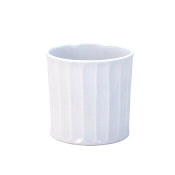 造形の芸術性を高めた洋酒のカップ白九(しろっく)は、陶磁器本来の価値を見直し、造形の芸術性を高めた洋酒のカップシリーズです。石川県小松市産の花坂陶石を使用した素地に、高精度な職人の技術によってエッジの効いたカットや削り等を施しています。工芸の本質的な美しさに伝統的な九谷焼の上絵が合わさり、とても特別なロックカップとなりました。いつも頑張っているご自身用にも、贈り物にもとてもおすすめです。サイズ径8×高9cm個装サイズ：8×8×9cm重量個装重量：800g素材・材質磁器仕様箱:化粧箱生産国日本fk094igrjs