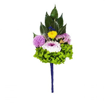 仏壇のお供えにお手入れ不要で花の美しさが長持ちするプリザーブドフラワーです。椿葉、輪菊、小菊、アジサイなどを使用しました。プリザーブド加工されているので、水やりは不要で日光を気にせずに飾ることができます。茎(ワイヤー製)の部分は花立ての大きさに合わせて折り曲げ可能です。※手作りのため、大きさに多少の違いがでる場合があります。花の色味、花材の一部が変更になる場合がございます。※花器は付属していません。サイズ個装サイズ：15×30×9cm重量約50g個装重量：180g素材・材質プリザーブドフラワー生産国日本fk094igrjs