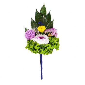 仏壇用におすすめのプリザーブドフラワーお手入れ不要で花の美しさが長持ちするプリザーブドフラワーです。椿葉や輪菊、小菊、アジサイなどを使用しました。仏壇へのお供えにおすすめです。茎(ワイヤー製)の部分は、花立ての大きさに合わせて折り曲げ可能です。プリザーブド加工されているので、水やりは不要で日光を気にせずに飾ることができます。※手作りのため、大きさに多少の違いがでる場合があります。花の色味、花材の一部が変更になる場合がございます。サイズ個装サイズ：15×30×9cm重量約40g個装重量：170g素材・材質プリザーブドフラワー生産国日本fk094igrjs