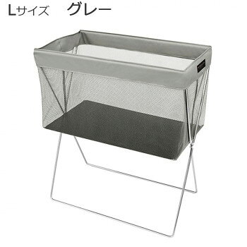 シンプルなメッシュの手荷物入れ。かがまないで荷物の出し入れが出来る底上げタイプの手荷物入れです。中が一目で分かり置き忘れに効果的です。※モニターの設定などにより、実際の商品と色味や素材の見え方が異なる場合がございます。あらかじめご了承ください。※耐荷重を守ってご利用ください。また、急な荷重が掛かった場合、耐荷重内でも破損する場合がございますのでご注意ください。サイズW43×H51(本体25)×D25cm個装サイズ：44×58×2cm重量個装重量：1000g素材・材質袋部分:ナイロンフレーム:スチール(表面クロームメッキ)底板:3.0mm厚低発泡ポリエチレン仕様耐荷重:5kg収納目安:1〜2人分意匠登録済(登録番号:第1315747号)洗濯可(袋部分)生産国日本fk094igrjs