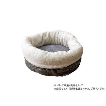 冬のお留守番も安心熱を反射するシート入りで、保温効果があるので、冬のお留守番も安心できます。クッション性にも優れた、ふわふわ快適な寝心地です。フチ部分はお好みに応じて曲げ伸ばしが可能になっております。裏面の滑り止め加工で、クッションのズレを防止。※画面上のカラーはご使用ブラウザやモニターの設定により、実物とは若干異なる場合がございます。あらかじめご了承の上、ご注文をお願いいたします。※掲載写真は表記サイズと異なる場合がございます。サイズ40×40cm個装サイズ：41.0×41.0×15.0cm重量個装重量：400g素材・材質表地(ファー部分):ポリエステル100%表地(ボア部分):ポリエステル100%表地(ツイード部分):ポリエステル60%・アクリル20%・レーヨン・毛・綿・ポリウレタン20%中材:ポリエステル100%・ポリエチレン裏地:ポリエステル100%仕様洗濯:不可生産国中国fk094igrjs