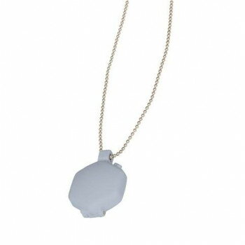 おすすめ発作薬などの携帯に便利な、いつも身につけていられるペンダント型の薬入れです。サイズ幅35×奥行16×高さ48mm個装サイズ：17×7.6×2.5cm重量15g個装重量：24g素材・材質本体:メタクリル樹脂(アクリル)チェーン:真鍮(...