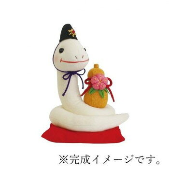 おすすめ干支、巳のぬいぐるみキット。福村弘美先生による可愛いデザインです。初級〜中級者向けです。※出来上がりサイズには若干の差が生じます。サイズ出来上がりサイズ(本体):約高さ16.5×幅12×奥行12cm個装サイズ：25×18×5.4cm重量個装重量：110g仕様(用意するもの)縫い針、まち針、刺しゅう針、 縫い糸(布に近い色)、しつけ糸、ハサミ(布・糸・紙用)、チャコペン、定規、アイロン、 目打ち、 ほお紅または色鉛筆 (ピンク)、スティックのり、手芸用ボンド※布を表に返す際、割り箸などの細い棒や、 手芸用カンシがあると便利です。※使用針はキットに含まれておりません。セット内容布ちりめんフェルト詰め綿刺しゅう糸各種資材作り方説明書実物大型紙生産国日本fk094igrjs