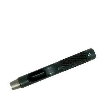 おすすめ刃物特殊鋼SK-4・硬度HRC58±2を使用した特別仕上げの刃先です。各種レザーや厚紙、ビニール、布、ゴムのなどの補修・補強・製作におすすめです。刃先の切れ味が抜群なので、ハンマーを使わなくても、手で回しながら押し込んでいくだけでも穴があけられます。※ハンマーを使用する際は、ポンチを垂直にして、頭部をハンマーでたたいてください。サイズ個装サイズ：17×7×6cm重量個装重量：80g素材・材質刃物特殊鋼SK-4仕様穴径:直径9.0mm生産国日本fk094igrjs