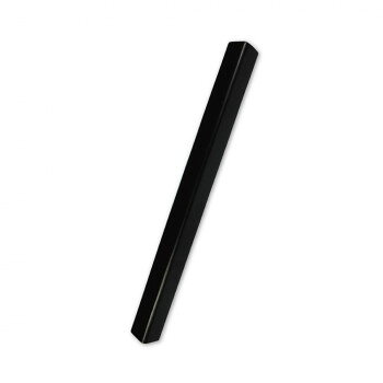 黒の艶が映す、凛とした書の姿深みのある黒色に木目が浮かぶ、上品な木製文鎮です。落ち着いた黒塗りが作品の雰囲気を引き締め、書道机に高級感を添えます。重すぎず扱いやすい設計で、練習用にも作品制作にも最適。木の温かみと端正なデザインを兼ね備えた一本です。サイズ約270×22×22mm個装サイズ：28×3×3cm重量約230g個装重量：246g生産国中国fk094igrjs