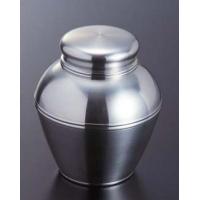 純錫製の茶壷です。錫製茶壺は茶の香を永く保つ優れた茶器です。サイズ高9.3×幅8×奥行8cm個装サイズ：10×10×10cm素材・材質純錫仕様桐箱入製造国日本純錫製の茶壷です。 錫製茶壺は茶の香を永く保つ優れた茶器です。