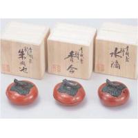 信作の香合です。趣のあるデザインが魅力的です。桐箱入。サイズ高4.5×幅5.8×奥行5.8cm個装サイズ：6.8×6.8×5.5cm素材・材質青銅製造国日本信作の香合です。 ※本品は画像中央です。その他商品は含まれません。 趣のあるデザインが魅力的です。桐箱入。
