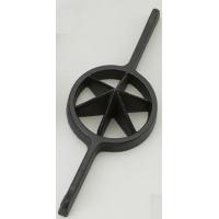 大きい竹を割る!頑丈な鋳物です。竹割作業の必需品です。サイズ全長420mm、刃渡り200mm個装サイズ：42×20×5cm重量3900g個装重量：3900g素材・材質鋳物製造国日本大きい竹を割る! 頑丈な鋳物です。竹割作業の必需品です。