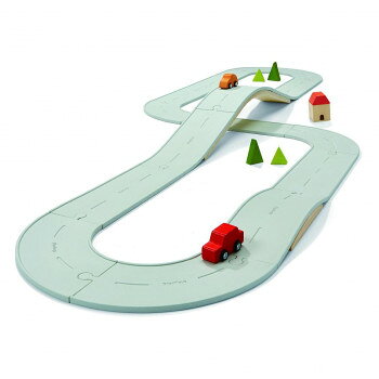 遊びの幅が広がる車と道路のセット道路を敷いて旅に出よう!柔らかいゴム製の道路はフレキシブルで、裏面はレールになっています。木製の橋は遊びの幅を広げます。16枚の両面道路に、木製の橋2個、車2台、建物1つ(2ピース)、灌木4本、計26ピースです。【プラントイジャパン株式会社】プラントイの玩具に使用されている木材はすべて、廃材になったゴムの木を再利用して玩具を製造しています。ゴムの木名産国であるタイでは以前、25年経ちゴムの樹脂を採取できなくったゴムの木を廃材として焼却していました。創立者であるVitool氏がその廃材に着目し、なんとか再利用できないかと試行錯誤した結果、世界で初めて環境を重視した木製玩具を作ることに成功しました。プラントイの玩具は、環境にやさしいだけでなく安全性にも力を注ぎ、プラントイのすべての玩具は安全基準の国際規格(EN71とASTM)をクリアし、また防腐剤を一切使用しないことを徹底しています。そのため、安心してお子様に遊んでいただける玩具を提供しています。素朴な手触りと優れたデザインが世界的に評価されプラントイ玩具は世界の数々の賞を受賞しています。サイズ幅48×奥行7×高さ8cm個装サイズ：57×8×19cm重量個装重量：1570g素材・材質木仕様対象月齢:36ヶ月以上生産国タイfk094igrjs