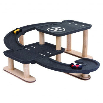 レース遊びや駐車ごっこができる木製玩具車でレースや駐車遊びを楽しみましょう!ガレージには、最上階にヘリポート、そして広い駐車場がついています。黒い外観は無限の創造性を引き出し、チョークなどでデザインすることができます。組み立ては容易です。【プラントイジャパン株式会社】プラントイの玩具に使用されている木材はすべて、廃材になったゴムの木を再利用して玩具を製造しています。ゴムの木名産国であるタイでは以前、25年経ちゴムの樹脂を採取できなくったゴムの木を廃材として焼却していました。創立者であるVitool氏がその廃材に着目し、なんとか再利用できないかと試行錯誤した結果、世界で初めて環境を重視した木製玩具を作ることに成功しました。プラントイの玩具は、環境にやさしいだけでなく安全性にも力を注ぎ、プラントイのすべての玩具は安全基準の国際規格(EN71とASTM)をクリアし、また防腐剤を一切使用しないことを徹底しています。そのため、安心してお子様に遊んでいただける玩具を提供しています。素朴な手触りと優れたデザインが世界的に評価されプラントイ玩具は世界の数々の賞を受賞しています。サイズ51.6×43×17cm個装サイズ：38×12×28cm重量個装重量：2250g素材・材質木仕様対象月齢:36ヶ月以上生産国タイfk094igrjs