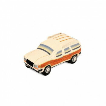 おすすめP.L.A.Y.(プレイ)のプラッシュトイに、「80’sClassic(エイティーズクラシック)」が登場!ステーションワゴンは今では映画やドラマの中でしかお目にかかれないような懐かしい(?)アイテムです。ベロア製で肌触りがよく、ワンちゃんの興味を惹きつける音も鳴ります。形や触り心地だけではなく、作り方にもこだわっており、子供用品と同等の品質基準で生産しています。【商品説明】・少しでも丈夫な作りにするために、生地は2枚重ねにし、縫い目もダブルステッチ(2度縫い)を手作業でしています。・クッション材には再生ペットボトル繊維を使用し、地球環境にも優しいおもちゃです。また、洗濯機で丸洗いができるので衛生的です。【お手入れ】※洗濯機で丸洗いが可能です。デリケートな商品のため、洗濯ネットをご使用になることをお勧めします。※お洗濯後は直射日光を避け、しっかりと乾燥させてください。【注意事項】※誤飲やいたずらを防ぐため飼い主様の目の届く場所で使用し、壊れかけた場合は直ちに使用を中止し新しいものに交換してください。※このおもちゃは食べられません。また子供用おもちゃではありません。※おもちゃを投げて遊ぶときは、周囲の安全を十分に確認してください。サイズ22.1×10.4×7.9cm個装サイズ：23.2×12.4×9cm重量135g個装重量：150g素材・材質ベロア(ポリエステル100%)オリジナル再生ペットボトル繊維生産国中国fk094igrjs