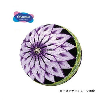 「手まり」キット♪古式ゆかしい伝統のかがり模様にそった本格的な手まり工芸がご家庭でも簡単にお作りいただける手まりキットです。詳しい写真解説とオリムパスホームページの動画解説で、よりわかりやすくなりました。基本地割り済みの手まり芯がセットされていますので、色鮮やかな光沢とツヤのオリムパス5番ししゅう糸を使用して、かがっていくだけで素敵な「日本手まり」が出来上がります。●監修・技術解説=倖彩てまりの会　飯盛宏子(いさがいひろこ)●こちらはキットです。完成品ではありません。(用意するもの)まち針約18本、はさみサイズ出来上がり:直径約9cm個装サイズ：19.5×6.8×9.0cm重量個装重量：58g素材・材質オリムパス5番ししゅう糸:綿100%ラメ糸:レーヨン63%・ポリエステル37%仕様初〜中級者向セット内容土台まり:地割り済手まり芯(8等分・黒)×1個糸:オリムパス5番ししゅう糸、ラメ糸(金)針:オリムパススウェーデンししゅう針×1本手まり置き台:プラスチックリング×1個かがり方カラー解説書生産国日本fk094igrjs