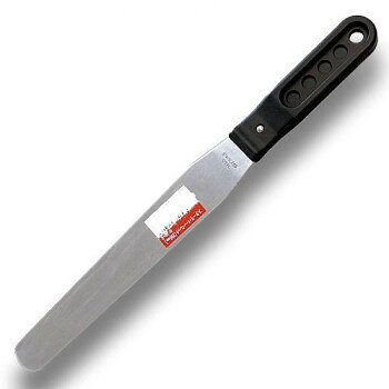 150mmサイズのパレットナイフ安心・安全・信頼の国産ブランド製品です。パレットナイフは建築・工事、塗装用品用具の1つです。主にパレットナイフの刃は、平らで細長いヘラ状の形状をしています。ペンキや接着剤などの攪拌作業を行ったり、シーリング材を塗り込んだり、接着剤を塗り込むなどの作業が主な使い道となります。パテ付け作業などの下地処理にも使われるため、パレット型パテベラなどとも呼ばれています。金属製のへラなので、丈夫で適度に「しなり」作業面に密着しやすく使い勝手に優れます。しなりを活かしてスクレイパーとして使われる方も、さらに上級者は先端に刃をつけて使用しハガシへラとしてお使いいただいている方も見えます。使用方法はそれこそ多義にわたり使い勝手の良さからペイント作業、塗装業者、建築業者も使用している道具です。ステンレス製の金属部は錆びにくい材料でありながら、適度な硬度を持たせ靭性に優れるので「しなり」があります。この特性は、湿気の多い環境や化学薬品との接触など耐久性が求められる場面で重要で、塗装作業やDIYプロジェクトなどでも耐久性と清潔さを求める場合に多く利用されます。また、ハンドル部はP.P樹脂(ポリプロピレン)を採用し、薬品に侵されにくく汚れに強い堅牢な構造構造となっています。信頼のロングセラー商品で業界の方なら現場で一度は目にして、ご使用になったことのあるアイテムです。パレットなどでの塗料の調色、接着剤やパテのかき混ぜ作業やスクラッチ作業にと大活躍のアイテムです。ご自分で側面に刃をつけてナイフへラとして使う加工を行っている上級作業者もいらっしゃいます。なんでも適度な「しなり」が良いとのことで、さまざまな技法や表現を実現できます。金属部の形状にはバリエーションがあり、作業に適した形状をお選びいただくことが仕上がり具合を左右します。使用時には安全に注意し、適切な保護具(例: 手袋やゴーグル)を着用することをおすすめします。※モニターの発色の具合によって実際のものと色が異なる場合があります。サイズ全長:265mm、ハンドル長:115mm、金属部長:150mm個装サイズ：25×3×2cm重量56g個装重量：60g素材・材質刃部:ステンレス特殊鋼柄部:プラ/P.P　生産国日本fk094igrjs