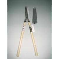 本職用高級刈込鋏。最高級刈込鋏として一丁一丁厳選して製作致しました。熟練した職人の切れ味をお試し下さい。サイズ刃:165mm、柄:450mm、全長:670mm個装サイズ：67×19×5cm重量910g素材・材質刃:刃物用炭素鋼/特殊鋼、柄:...