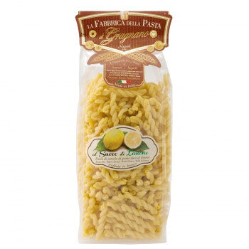 ラ・ファッブリカ・デッラ・パスタのイタリア産パスタ。低温で長時間ゆっくり乾燥して作られています。※調理時間はあくまで目安です。火力や調理器具により異なる場合があります。※北海道・沖縄・離島は別途送料を頂きます。ご了承ください。※商品のデザインや仕様等は予告なく変更される場合がございます。内容量500gサイズ個装サイズ：29×41×28cm重量個装重量：8780g仕様調理時間:約8分賞味期間：製造日より1,080日生産国イタリア原材料名称：マカロニ類デュラム小麦(セモリナ)、レモン果汁/着色料(ターメリック色素)アレルギー表示小麦（原材料の一部に含んでいます）保存方法高温多湿及び直射日光を避け常温で保存製造（販売）者情報輸入者:株式会社フードライナー神戸市東灘区向洋町東4-15-19fk094igrjs