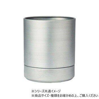 おすすめ鉄製なのに水漏れしない花器です。シンプルで工業的だけれども、様々な生花やグリーンに合います。下部分に段差があるため、重ねておけます。もらいサビ※錆びの発生を抑える加工をしておりますが、鉄粉の付着やもらいサビにより錆の発生が早まる場合がございます。※ご使用前に水で内側(特に底の隅)を洗浄してからご使用いただくと、より錆びの発生抑制できます。個体差※色は個体差がございますが、お選びいただけません。また、不良対象とはなりません。※素材の特性上、炎天下では非常に熱くなる場合がございます。やけどにご注意ください。※色は個体差がございますがお選びいただけません。また不良対象とはなりません。 ※叩く際に、固いもの・鋭利なものをご使用になりますと傷がつく事がございますので、ご注意ください。※外れた際に下段が落下することがありますので、床から高くない位置で作業を行っていただき、商品や床に傷や凹みがつかないよう、床に段ボールなどの衝撃吸収材を置くことをお勧めします。サイズポット(穴あき):Φ10×H10.5cm、ソーサー:Φ10×H2.5cm個装サイズ：20×15×15cm重量約200g個装重量：500g素材・材質鉄生産国中国fk094igrjs