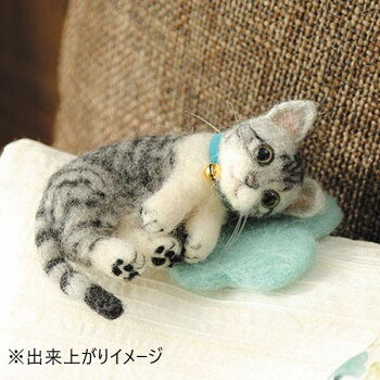 可愛いサバトラが作れるフェルト羊毛キット。羊毛フェルトでうちのこをつくろう。やさしい表情の子犬や猫たちは、今にも動き出しそう。わかりやすいカラー写真テキスト付き。※お届けはフェルト羊毛キットのみになります。※お色はできるだけ商品に近づけるよう表現しておりますが、閲覧環境により実際の色と異なる場合がございますので予めご了承下さい。【必要な用具】フェルティング用ニードル(H441-014)、フェルティング用マット(H441-015)サイズサバトラ:高さ約4cm、クッション:直径約6.8cm個装サイズ：1.6×14.6×12.4cm重量個装重量：40g仕様デザイン:中山みどりセット内容フェルト羊毛、その他附属品、テキスト生産国日本fk094igrjs