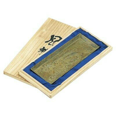 銅製のペン皿です。高岡銅器の和風インテリア小物。重厚感と存在感があり、ペン皿としてはもちろん、インテリアや贈答記念品としてもおすすめです。サイズ個装サイズ：10×30×5cm重量個装重量：500g生産国日本銅製のペン皿です。高岡銅器の和風イ...