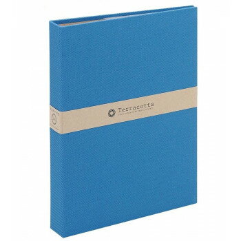 背中のしっかりした無線綴タイプのポケットアルバムです。ぬくもり・親しみやすさをテーマに素材感のある布地表紙とクラフト台紙を使用した、雑貨スタイルのアルバムです。パーソナル・オフィス・店舗など幅広くお使いいただけるよう、シンプルなデザインに欧風カラーで仕上げました。※モニターの設定などにより、実際の商品と色味や素材の見え方が異なる場合がございます。あらかじめご了承ください。サイズタテ290×ヨコ212×背巾40mm個装サイズ：22×4×29cm重量個装重量：660g素材・材質表紙:布地仕様台紙:L判3段ポケットポイントシール台紙(クラフト)×40枚収納枚数:L判240枚生産国日本fk094igrjs