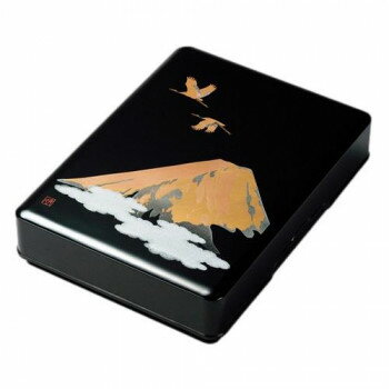 美しい蒔絵を施した山中塗りの文庫伝統に根付いた技術で一つ一つ丁寧に、雄大な富士山と飛び立つ二羽の鶴を表現した美しい蒔絵を施した山中塗りの文庫です。A4サイズなので書類の整理・保管にぴったりの一品です。サイズ約25×34×7.5cm個装サイズ：28.5×36×7.5cm重量個装重量：1310g素材・材質ユリア樹脂(ウレタン塗装)生産国日本fk094igrjs