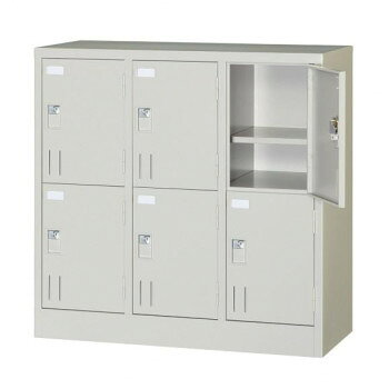 南京錠掛金具付取手タイプの6人用ロッカー南京錠掛金具付取手タイプの6人用ロッカーです。中棚(固定)付です。【注意事項】※ご注文の際は、送り先もしくは備考欄に法人名の記載をお願い致します。※こちらの商品はワンマン配送の為、トラック停車可能位置での車上渡しのみとなります。荷受人を2名以上確保いただくようお願い致します。軒先や玄関内への搬入・設置は行いません。※配達日時指定・土日祝および配送業者規定休日(年末年始・盆休暇など)の配達はお受けできません。上記以外の配達希望日の明記は可能ですが、確約ではございません。※上記配送条件以外の場合は、メーカー指定業者による配送設置を行いますので、別途料金を申し受けます。※駐車可能な場所から離れている場所にお届けする場合、別途料金が発生することもございます。※地域・設置条件により料金が異なります。※配達場所により、別途送料が発生する場合がございます。【保証期間】ご購入日から1年:外観、表面仕上(塗装及び樹脂部分の変色、褪色、レザークロスの摩耗)ご購入日から2年:機構部、可動部(引き出し、スライドの機構、扉の開閉、錠前、昇降機構の故障)ご購入日から3年:構造体(強度、構造体にかかる破損)※上記の保証期間は一般の会社などにおいて通常の執務状態で正しく使用した場合を想定して定めたもので、24時間、年中無休や、これに準ずる過酷な使われ方をする所での保証期間ではありません。※南京錠は別途お買い求めください。サイズ外寸法:W900×D415×H880mm、内寸法:W249×D373×H360mm個装サイズ：43×92×89cm重量27.2kg個装重量：27700g素材・材質SPCC仕様完成品耐荷重:一マス当たり10kg、棚板10kg付属品取扱説明書、保証書生産国日本fk094igrjs