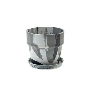 おすすめ廃棄物のおがくずと石粉をリサイクルプラスチックに混ぜ合わせて作られた、軽量かつ丈夫なアーバンプランツポットです。※ご使用時の水漏れや摩擦による移染等にご注意ください。強い衝撃を与えると、破損の恐れがございますのでご注意ください。サイズ直径13.5×H12.5cm個装サイズ：15.0×16.0×16.0cm重量455g個装重量：300g素材・材質プラスチック、ウッドパウダー、ストーンパウダー仕様底穴有生産国中国fk094igrjs